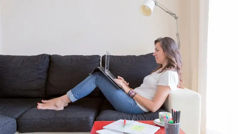 Chica usando las mejores herramientas de teletrabajo